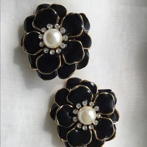 Black and pearl flower earrings